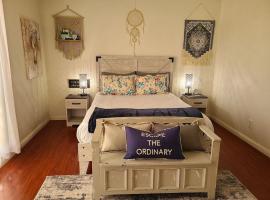 2bed 1 bath condo near Nellis afb & the strip，位于拉斯维加斯的酒店