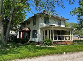 Historic Downtown Brownsburg Home w/Charm，位于布朗斯堡的酒店