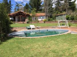 Alojamiento Punta verde Gran casa orilla Lago Rapel piscina ,jardines ,quincho ,terrazas,para 13，位于Las Cabras的酒店