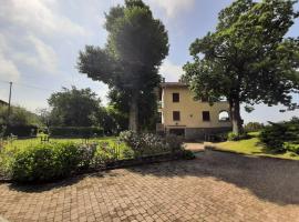 Casa in montagna con giardino privato recintato，位于Andrate的带停车场的酒店