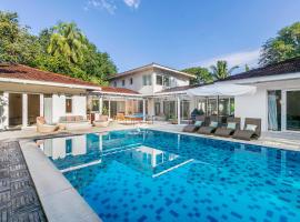 Hamptons Charm by StayVista Luxury 5BR with Pool, lawn & table tennis，位于阿利鲍格的酒店