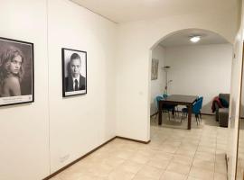 PIHLAJISTO 1 - Newly renovated Spacious 4-bedroom condo with patio, free parking，位于赫尔辛基的酒店