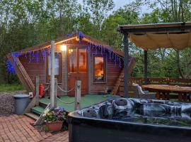 Wooden tiny house Glamping cabin with hot tub 1，位于Tuxford的豪华帐篷营地