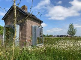 Tiny house Van hoogspanning naar ontspanning，位于Wirdum的酒店