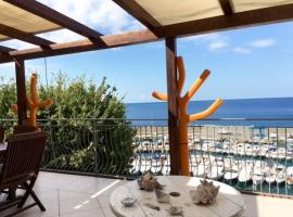 COCOSEA: Un attico con vista mozzafiato，位于马拉泰亚的酒店