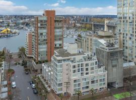 1BD+Den condo, with free parking in Downtown!，位于温哥华的酒店