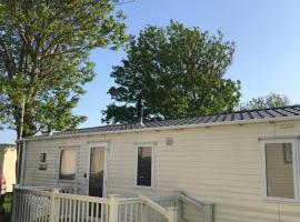 Lovely Holiday Caravan, great location - Pebble Bank, near Chesil Beach，位于Wyke Regis的度假园