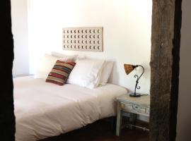 The Wild Olive Andalucía Agave Guestroom，位于卡萨雷斯的农家乐