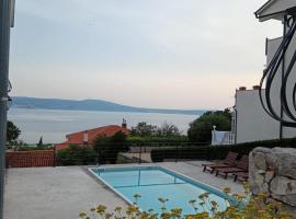 Island view，位于诺维·维诺多尔斯基的带泳池的酒店