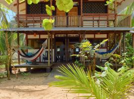 Arrecife Punta Uva - Hospedaje, bar y restaurante - Frente al mar，位于蓬塔乌巴的公寓式酒店