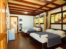 Arrecife Punta Uva - Hospedaje, bar y restaurante - Frente al mar，位于蓬塔乌巴的酒店