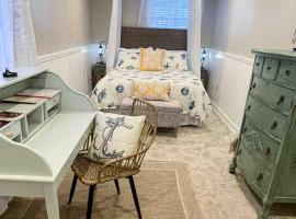 Crow's Nest - Private Guest Apt Near Bike Trail/3.7 mi to Beach，位于刘易斯的酒店