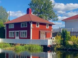 Lovely Waterfront Cottage near Karlshamn，位于Asarum的酒店