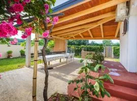 Charming holiday house with beautiful garden and grill