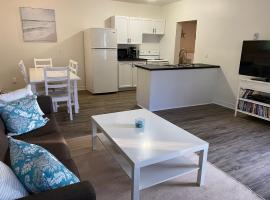 2 bedroom, sleeps 7 in Wasaga Beach，位于沃萨加比奇海滩的海滩短租房