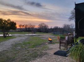 River RV, Romance Glamping Pup Paradise Riverside，位于Smithville的豪华帐篷营地