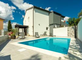 Holiday home Krk -with private pool，位于索利纳的乡村别墅