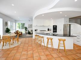 Stunning Mooloolaba Waterfront Home -10 guests ZB1，位于穆卢拉巴的酒店