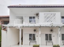 Khayrizsan Guest House Mitra RedDoorz，位于Cibeureum的酒店