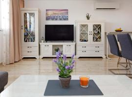 Modern 2-Bed Apt, Late check in available