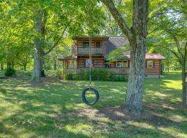 Family-Friendly Afton Cabin with Porch and Fire Pit!，位于格林维尔的酒店