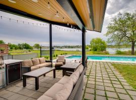 Lakefront Washington Home with Private Pool and Sauna，位于摩西莱克的酒店