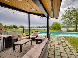 Lakefront Washington Home with Private Pool and Sauna，位于摩西莱克的乡村别墅