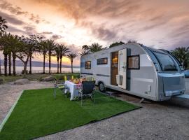 Dream Caravan's - קרוואנים מושלמים למשפחות בחוף כורסי בכינרת，位于恩格夫的豪华帐篷营地