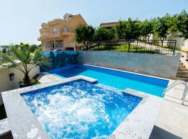 Luxury Villa with Private Pool and Jacuzzi，位于Gnojnice的别墅