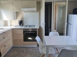 Mobil-home Magnolia 300m de la plage Ambleteuse，位于昂布勒特斯的乡村别墅