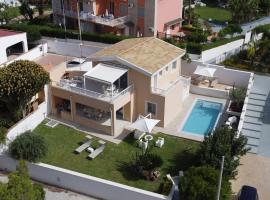 Luxury Villa Urania with pool - Stella del Mare Fontanebianche，位于冯塔尼比安奇的酒店