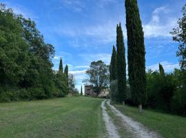 Villa Cavaienti Città di Castello Umbria Agriturismo nel verde，位于卡斯泰洛城的酒店