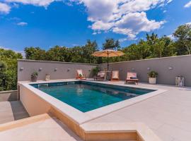Luxury Nest Maretta & Oliva，位于科尔丘拉的带泳池的酒店