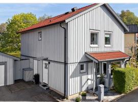 Modern and luxurious house -13 min by train from Gothenburg，位于Surte的度假短租房