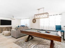 Renovated 3B 2BA, oasis yard Hot tub，位于阿波罗海滩的酒店