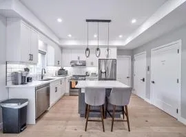 Lake view cottage with three ensuites and elevator