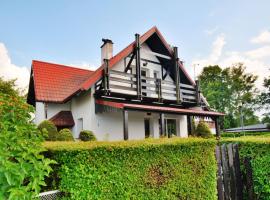 Holiday house by the lake, Charzykowy，位于哈日科维的酒店