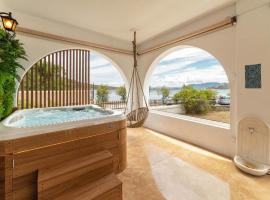 Faidon's Luxury House with jacuzzi by AegianKazarte，位于Kapótidhes的酒店