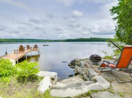 Waterfront Raymond Vacation Rental with Boat Dock!，位于Raymond的乡村别墅