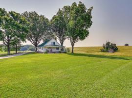 Dobson Farmhouse with Scenic Porch - Near Vineyards!，位于Dobson的酒店