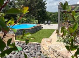 Le Clos du Chêne, maison avec sauna, spa et piscine，位于Hadol的度假屋