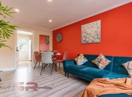 Rush House by SR Short Lets & Serviced Accommodation Heathrow Windsor - Perfect for Monthly Stay Relocation & Business Contractors Big Groups