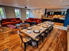 La Villa 1848 by Vindihouses - piscine chauff&eacute;e - sauna - billard - babyfoot，位于&Eacute;pinac-les-Mines的带泳池的酒店