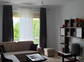 Cheerful 3-Bedroom Private Villa in Borsh!，位于博尔什的酒店