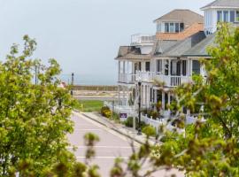 AMAZING!!!! Luxury 5BR, Steps to beach and Fun! Fully Renovated Beach house!，位于大西洋城的度假屋