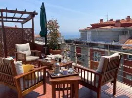 Ático con terraza y vistas al mar