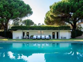 House with pool and elegant garden in Estoril，位于埃斯托利尔的酒店