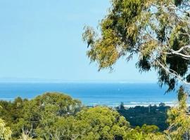 Ocean View 3 bedroom entire house central of Caloundra，位于Caloundra West的酒店