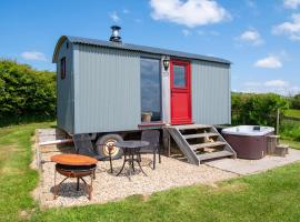 The Big Cwtch Shepherd's Hut，位于Kidwelly的带停车场的酒店