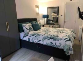 Private entrance 1 bed studio near Salford Royal，位于曼彻斯特波利山公园附近的酒店